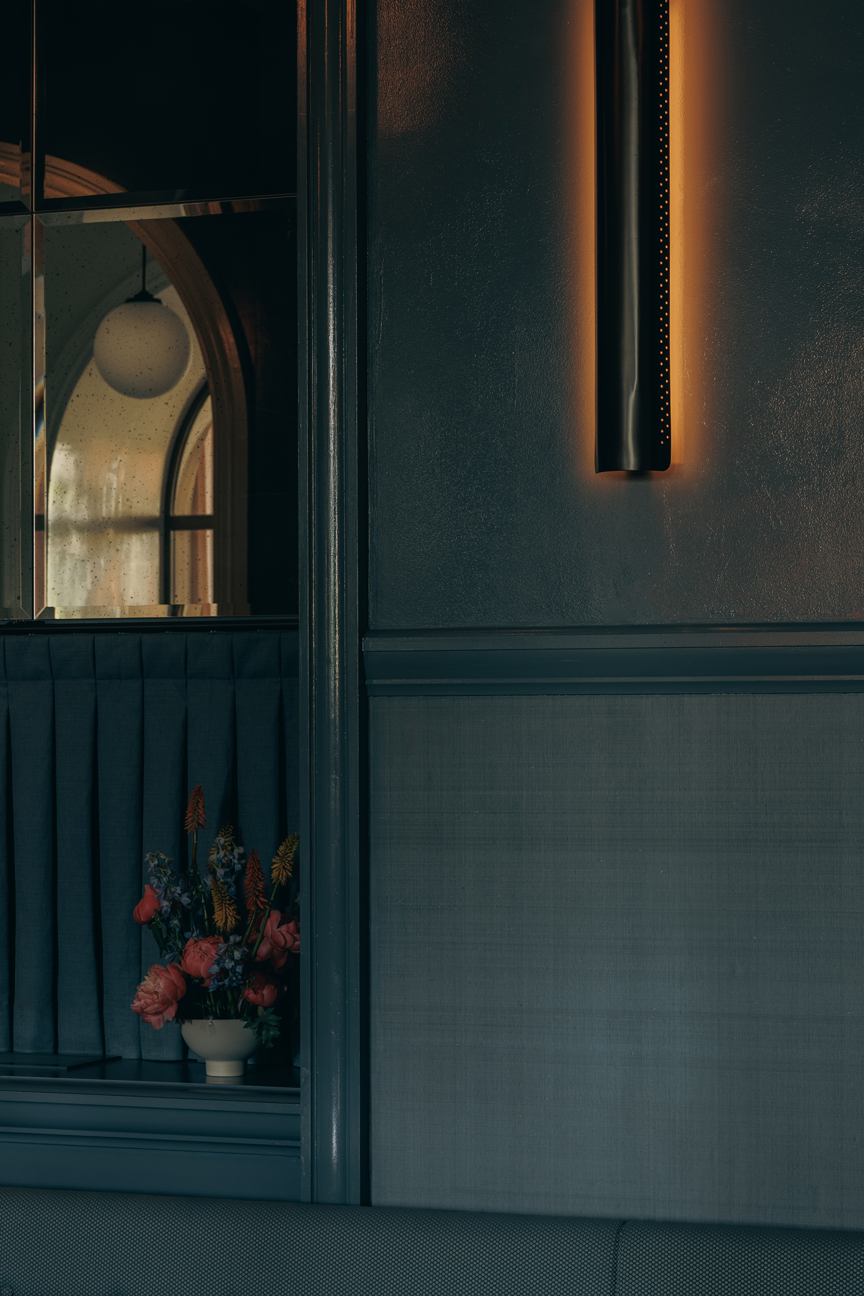 一間漆成深藍綠色的暗房